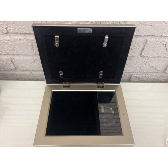 Mother’s Joy Music Box “ Wind Beneath My Wings “ - Picture 3 of 8